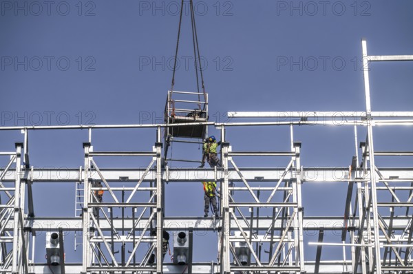 Construction of a high-bay warehouse, storage system for high space utilisation, in steel