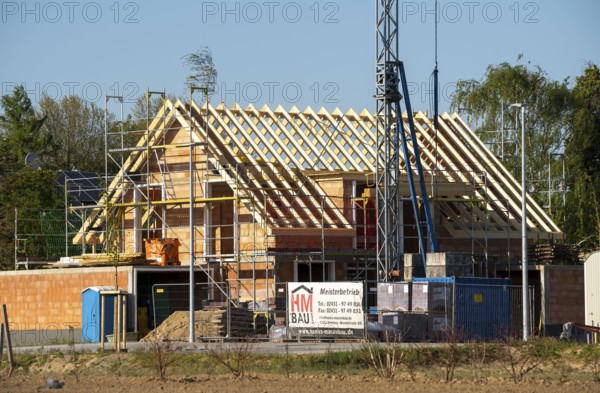 New construction of a detached house, shell, with roof truss, Lower Rhine, Germany, Europe