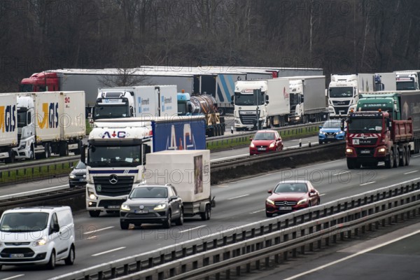 Heavy traffic at the Recklinghausen motorway junction on the A2 and A43, eastbound, rest area