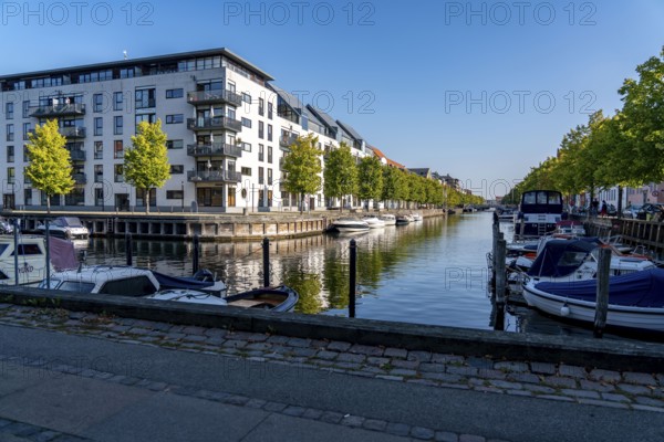 Christianshavns, old district, new residential buildings with jetty at Hammershøis Kaj, at the same