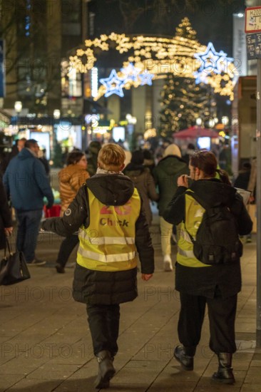 2G inspectors, of the city of Essen at the Christmas market on Kettwiger Straße, in Essen, during