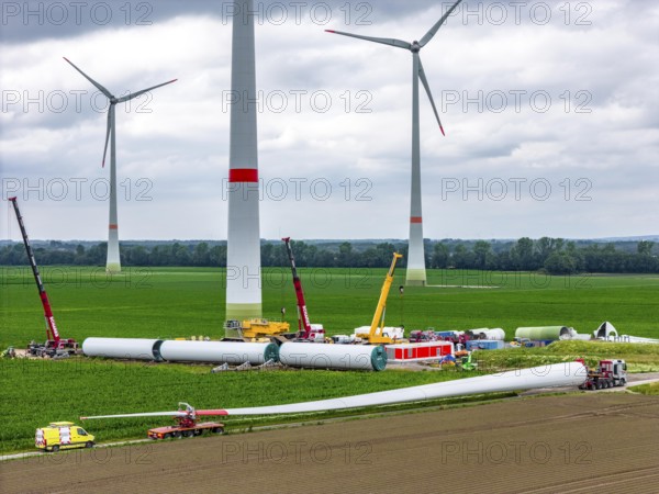 Transport of a 70 metre long rotor blade, construction of a wind power plant in a wind farm near