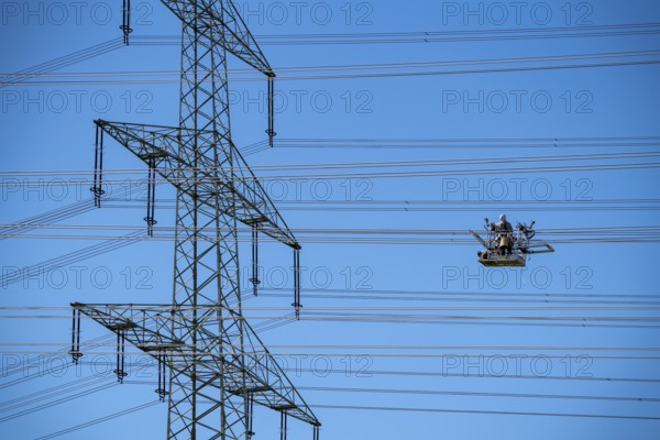 Construction of a new line route, 380 KV extra-high-voltage line between Osterath and Gohr, near