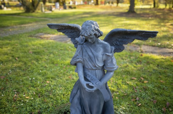 Angel, angel figure on grave, inscription IN ETERNAL LOVE, autumn, autumn atmosphere, main