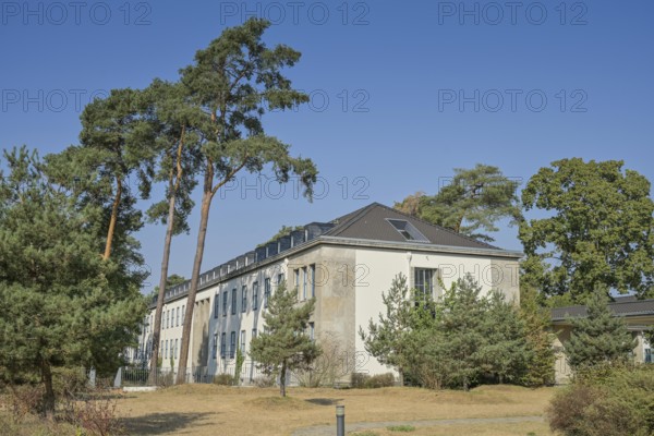 Residential building, Metropolitan Gardens, former US headquarters, Saargemünder Straße, Clayallee,