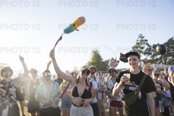 Festival visitors in front of the Ferris wheel at the Highfield Festival on Friday, Störmthaler