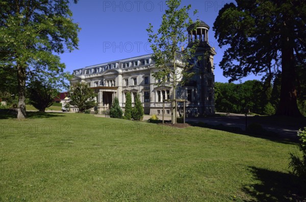 Europe, Germany, Mecklenburg-Western Pomerania, Weitendorf, Kaarz Castle with park on Lake Wustrow,