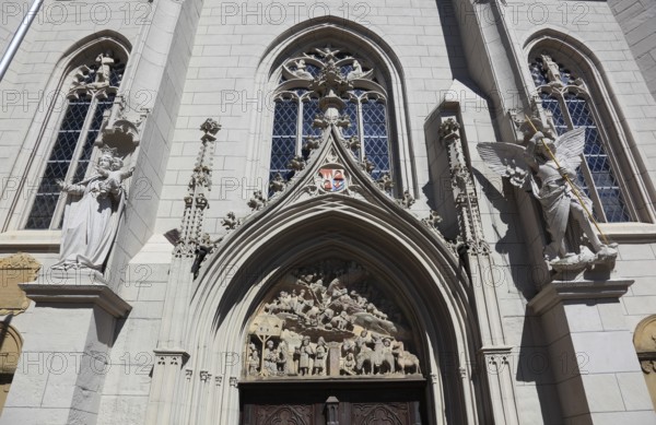 Portal with tympanum of the main portal with the multi-figure depiction of the procession of the