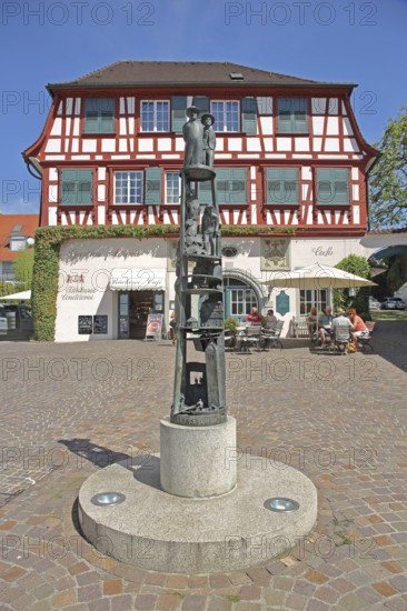 Snowball column by Gerold Jäggle with sculpture, figures by Hansjakob, column, half-timbered house
