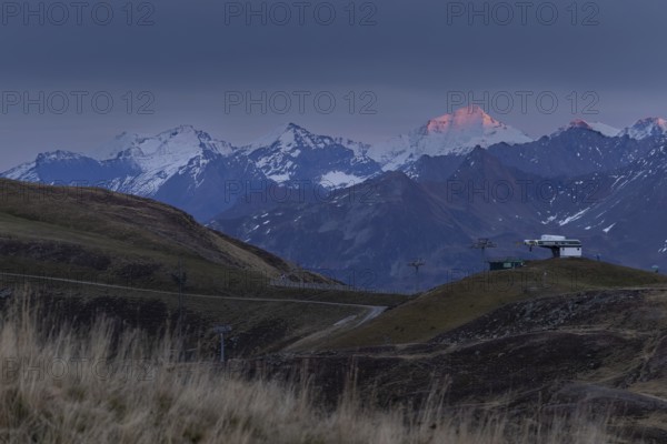 Mountain landscape with evening light on snow-covered peaks (Großes Wiesbachhorn) and cable car in