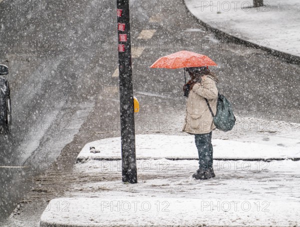 Winter weather, heavy snowfall, city centre traffic, Alfredstraße, B224, in Essen, person with