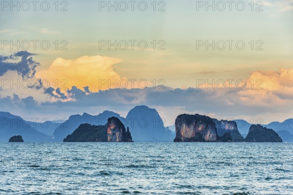 Phang Nga bay near Koh YaoNoi, seascape, seascape, evening mood, evening sun, atmosphere,