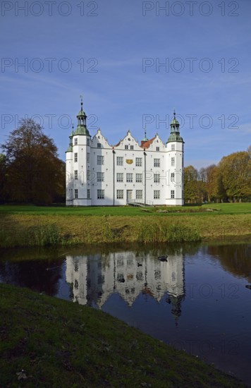 Europe, Germany, Schleswig-Holstein, Ahrensburg, moated castle Ahrensburg, autumn, front facade,