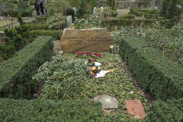 Hans and Margarete Reif, grave of honour, Zehlendorf Cemetery, Onkel-Tom-Straße, Zehlendorf,