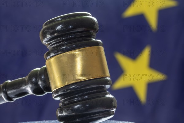 Symbolic image: Judge's gavel in front of a flag of the European Union