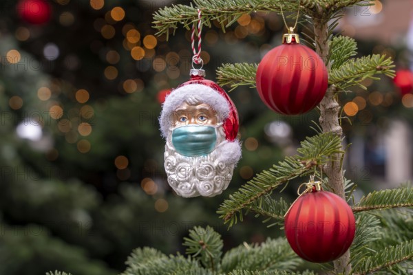 Symbolic image of Christmas in the Corona crisis, Father Christmas figure, Christmas tree