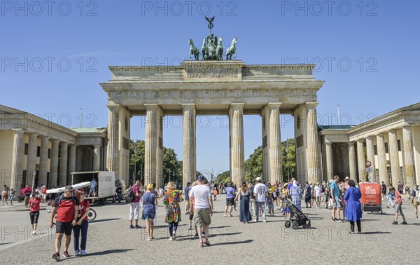 Brandenburg Tor, Pariser Platz, Mitte, Berlin, Germany, Europe