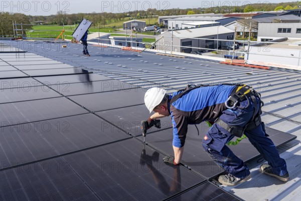 Installation of solar modules on the roof of a commercial enterprise, over 400 photovoltaic modules