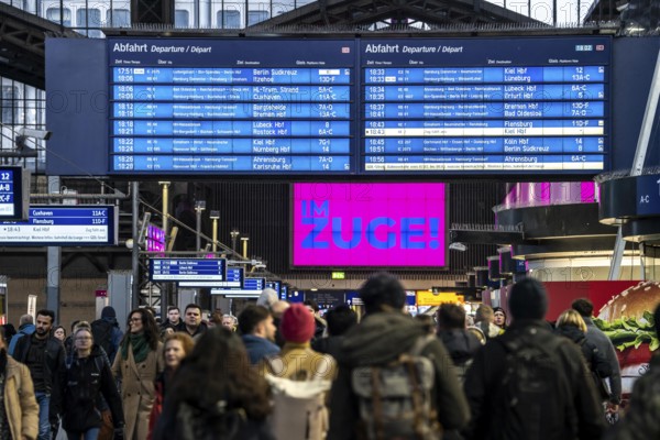 Display boards at Hamburg central station, evening rush hour, in front of another GDL, train