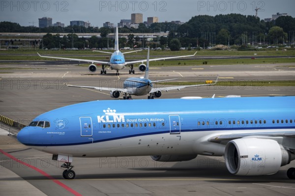 Amsterdam Schiphol Airport, aeroplanes on the apron, Amsterdam, Netherlands