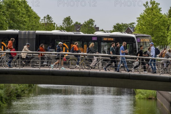 Central cycle path on the Vredenburgviaduct, public transport bus, at the Hoog Catharijne shopping