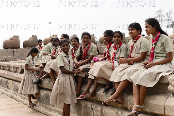 School class visiting the coastal temple of Mahabalipuram, Mamallapuram, Mahabalipuram, Tamil Nadu,
