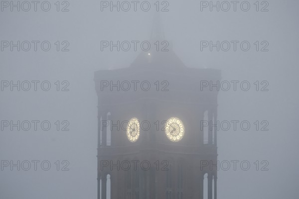 Heavy fog at the tower of the Rotes Rathaus, Berlin, 17.01.2025, Berlin, Berlin, Germany, Europe