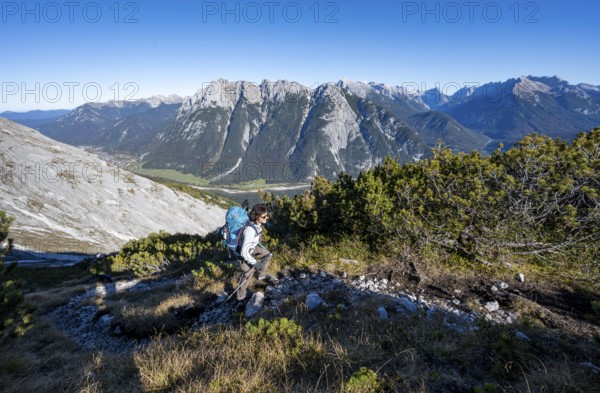 Mountaineer on a hiking trail, autumnal mountain landscape, ascent to the Große Arnspitze, view of