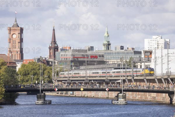 Marathon runners cross the Michael Bridge at the 50th BMW Berlin Marathon 2024 on 29 September 2024