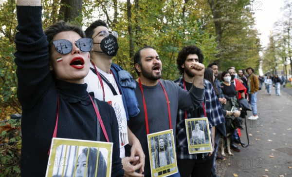 Thousands of Iranians demonstrate in Berlin to support the protests in Iran. With a human chain,