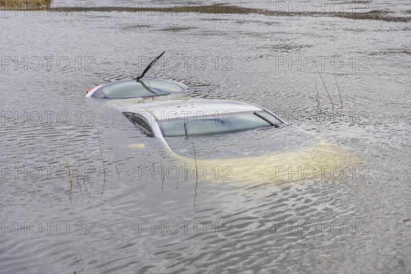 Recently, an inadequately secured car sank in the flood waters of the Elbe and was only located