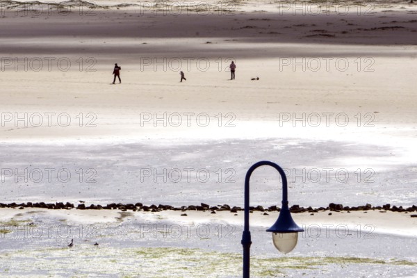 Holidaymakers on the beach of Wittdün, Amrum Island, 25.05.2021