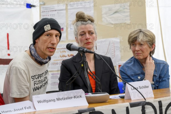 Wolfgang Metzeler-Kick announces on the 78th day of his hunger strike that from now on he will stop
