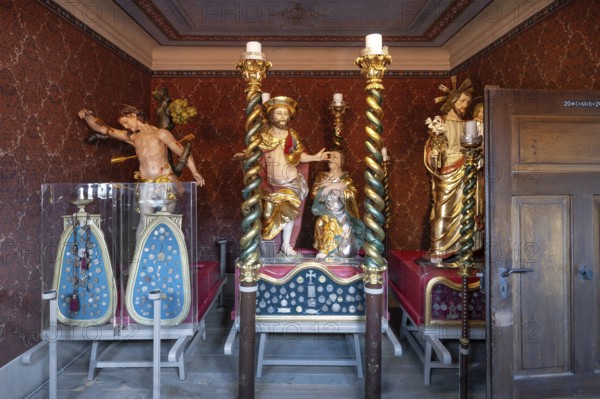 Room with figures of saints and processional staffs from around 1750 for the procession, Häckerhaus