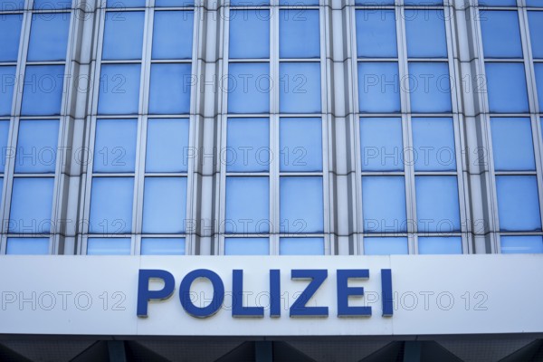 Police, building of a police authority Symbolic image