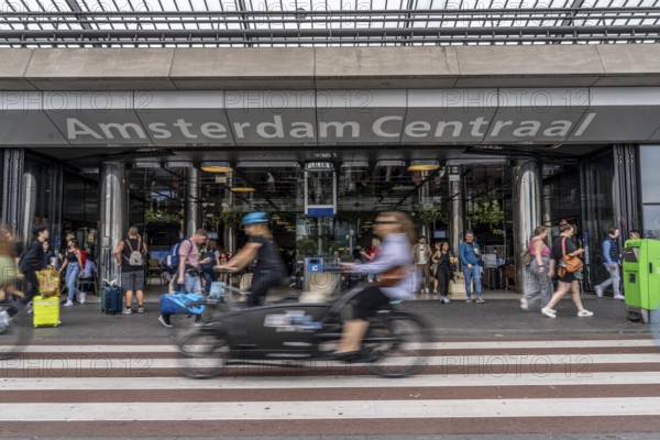 Cycle path, cycle motorway, on De Ruijterkade, at Amsterdam Centraal station, Amsterdam,