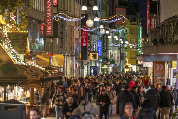 Pre-Christmas time in Dortmund, pedestrian zone, shopping street Westenhellweg, many people go