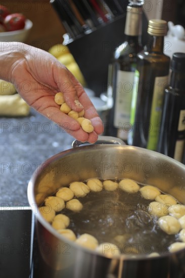 Swabian cuisine, preparation of broad beans with yeast dumplings, cooking raw yeast balls, cooking