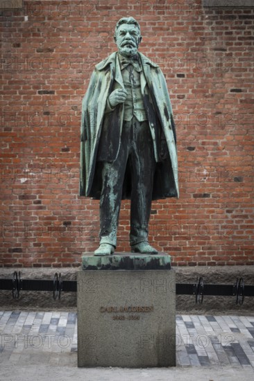 Bronze statue of Carl Jacobsen, Danish brewery entrepreneur, art collector and benefactor, in front