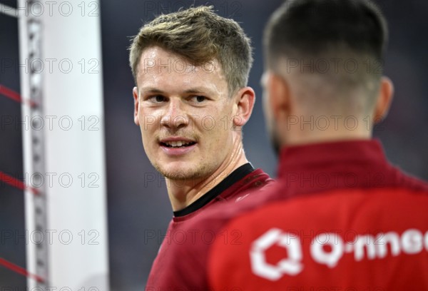 Goalkeeper Alexander Nübel VfB Stuttgart (33) portrait, smiling, in conversation with goalkeeper