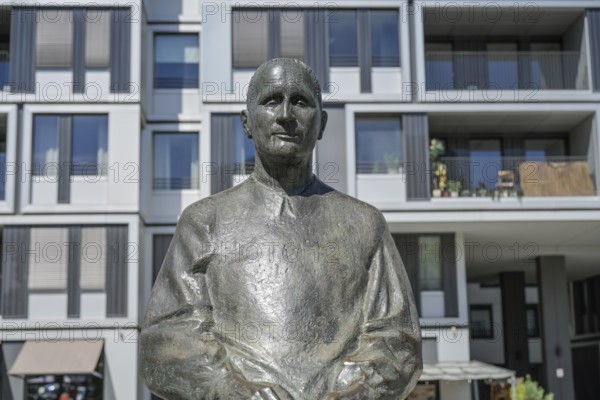 Bertolt Brecht, statue in front of the Berliner Ensemble, Schiffbauerdamm, Bertolt-Brecht-Platz,