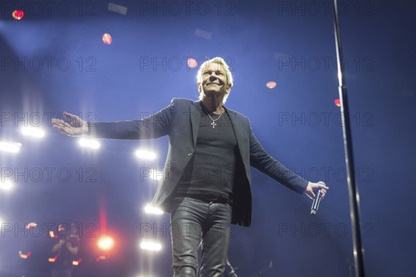 Matthias Reim live on ..und plötzlich bist du Kult! Tour in the Berlin Uber Arena on 29 December