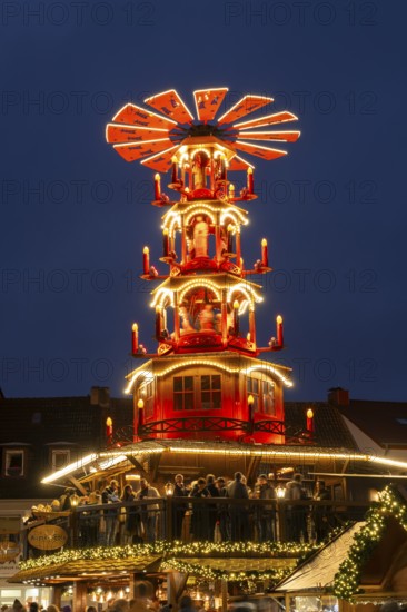 Christmas pyramid at the market, mulled wine stand, Christmas market, blue hour, Paderborn,