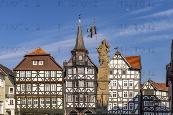 Half-timbered houses, St Michael's merchants' guild house and Rolandsbrunnen fountain on the market