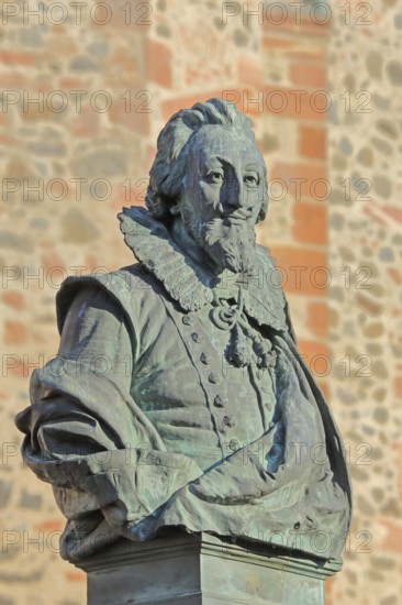 Bust and monument to Philipp Ludwig II of Hanau-Münzenberg, medieval count, bronze sculpture,