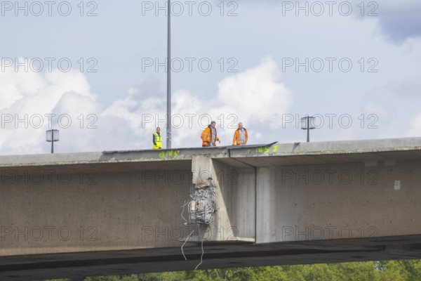 In the early hours of the morning, a section of the Carola Bridge collapsed for unknown reasons.