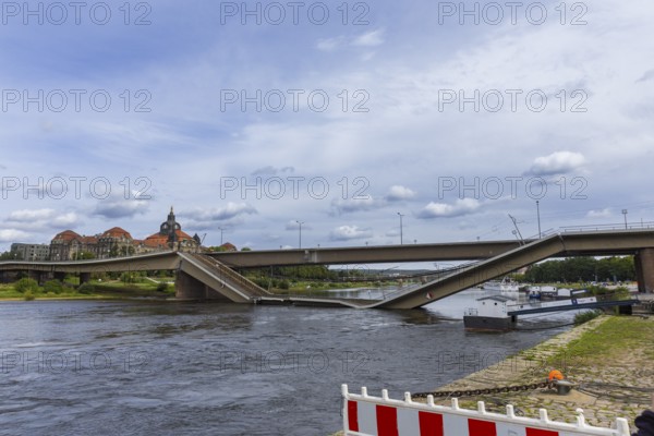 In the early hours of the morning, a section of the Carola Bridge collapsed for unknown reasons.