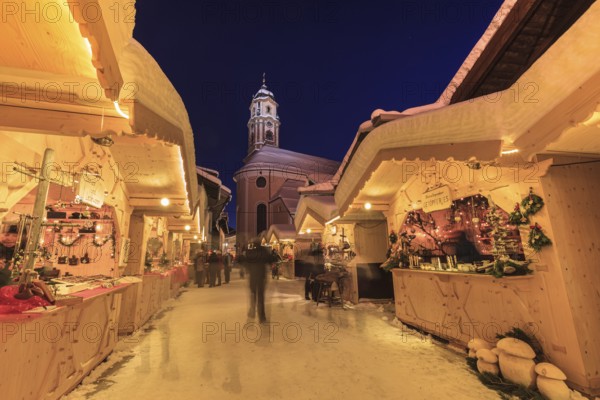 Christmas market, Christlindlmarkt, twilight, blue hour, Mittenwald, Bavaria, Germany, Europe