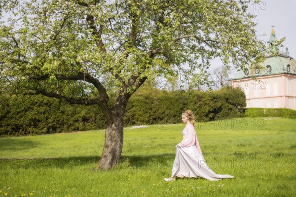Cinderella can also be seen around Moritzburg Castle in spring. Model Tamara Kretschmer once again
