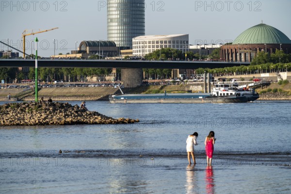 Rhine near Düsseldorf, extremely low water, Rhine level at 81 cm, tendency falling, after a long